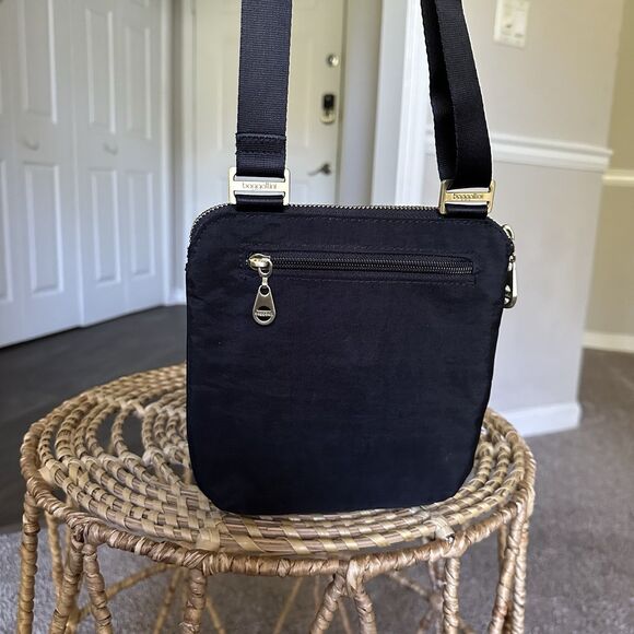 Baggallini Go Bagg Black Gold RFID Crossbody Bag EXCELLENT Condition! - Picture 3 of 13